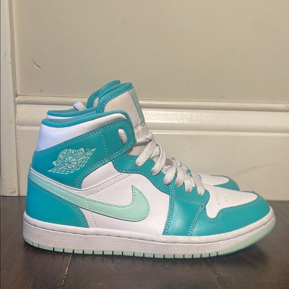 Jordan 1 Women's Sneakers in Teal and White Size 7 mens Women’s 8.5